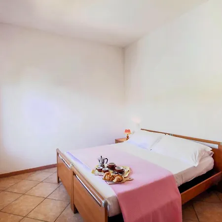 1 Bedroom Stunning Apartment In Ricadi *