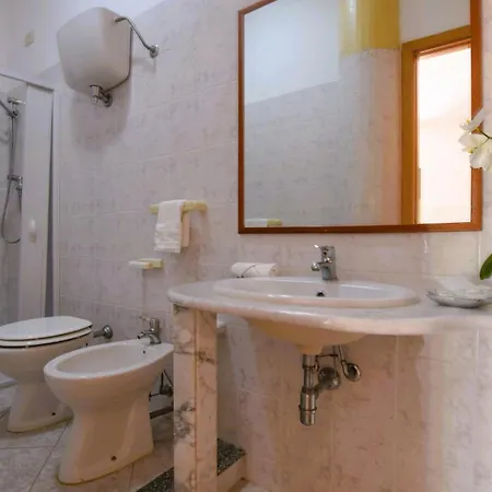 1 Bedroom Stunning In Apartament Ricadi